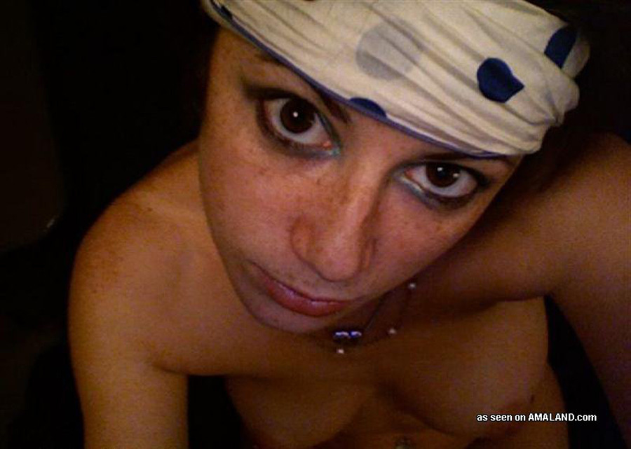 Joven morena desnuda con buenas tetas posando ante la cámara
 #77083527