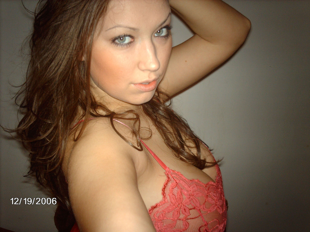 Brunette cutie nude teen mit schönen Titten posiert vor der Kamera
 #77083593