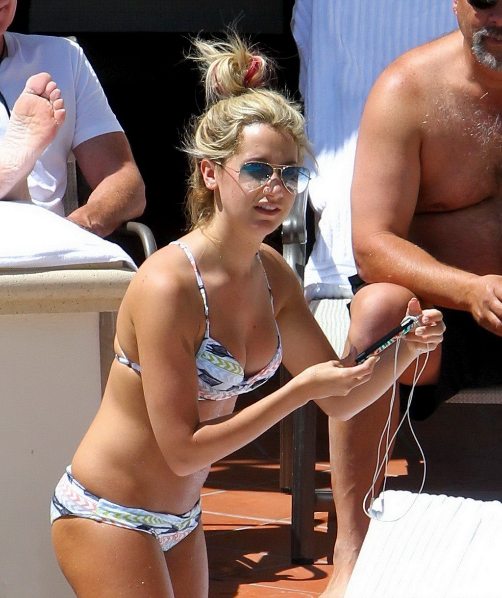 Ashley Tisdale en bikini coloré au bord de la piscine à Santa Barbara.
 #75202489