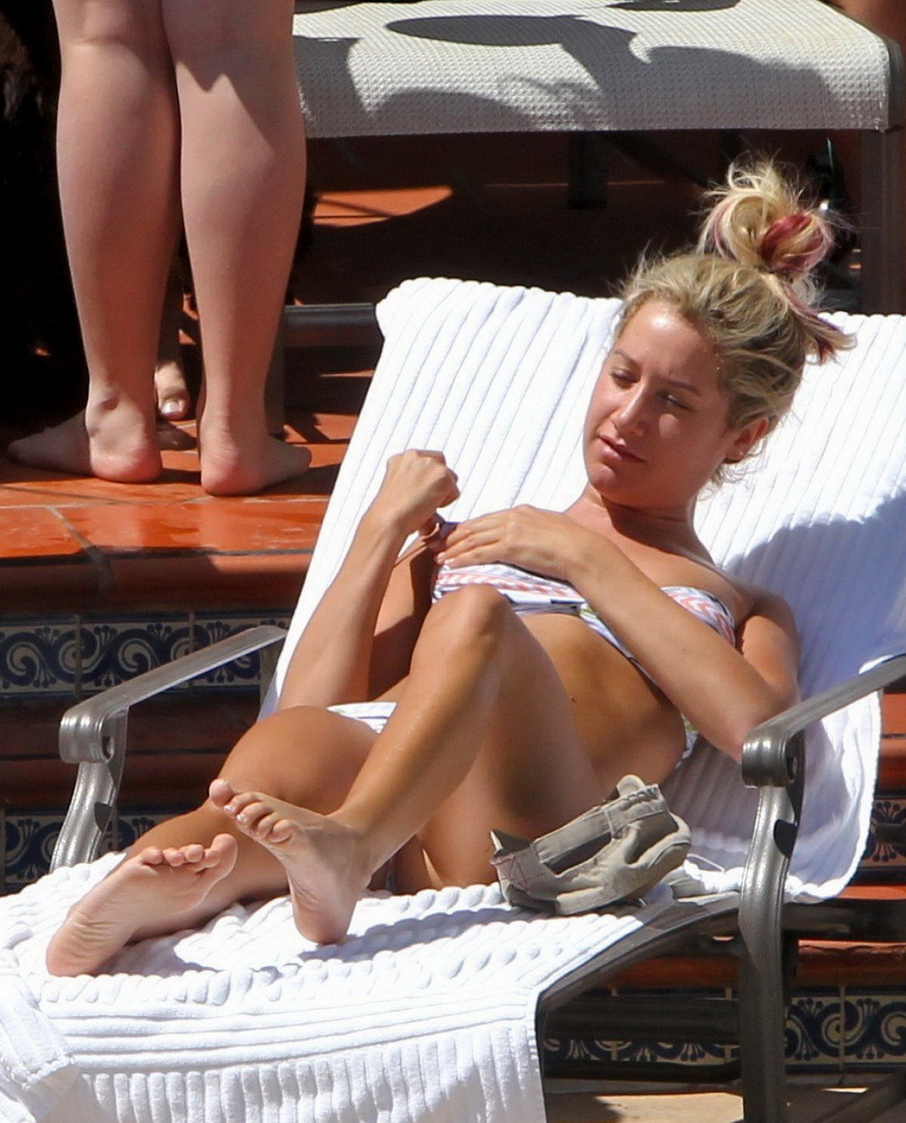 Ashley tisdale trägt einen knappen, bunten Bikini am Pool in Santa Barbara
 #75202539