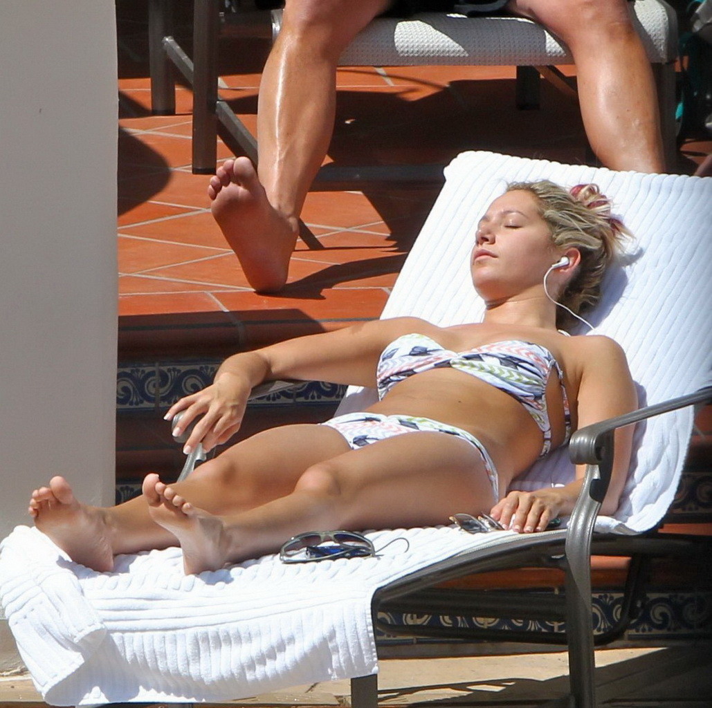 Ashley Tisdale en bikini coloré au bord de la piscine à Santa Barbara.
 #75202586