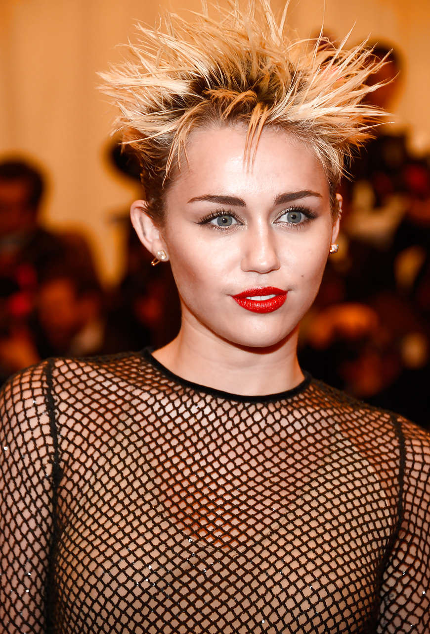Miley cyrus exposing sexy körper und beautifol brüste
 #75232807