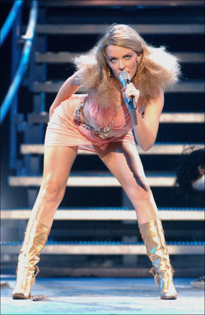 Exotische Berühmtheit Kylie Minogue zeigt ihre harten Brustwarzen
 #75442513