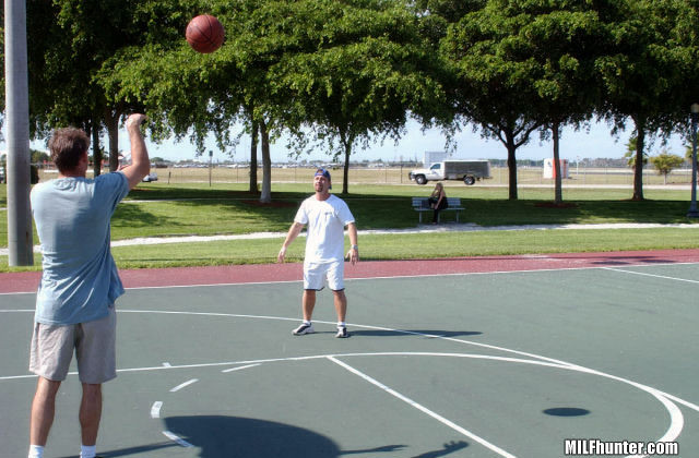 El cazador se encuentra con una milf rubia en la cancha de baloncesto y luego la lleva a casa para 
 #71000863