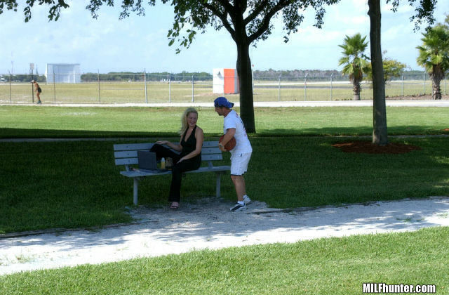 Le chasseur rencontre une blonde sur le terrain de basket et l'emmène chez lui pour le plaisir. 
 #71000881