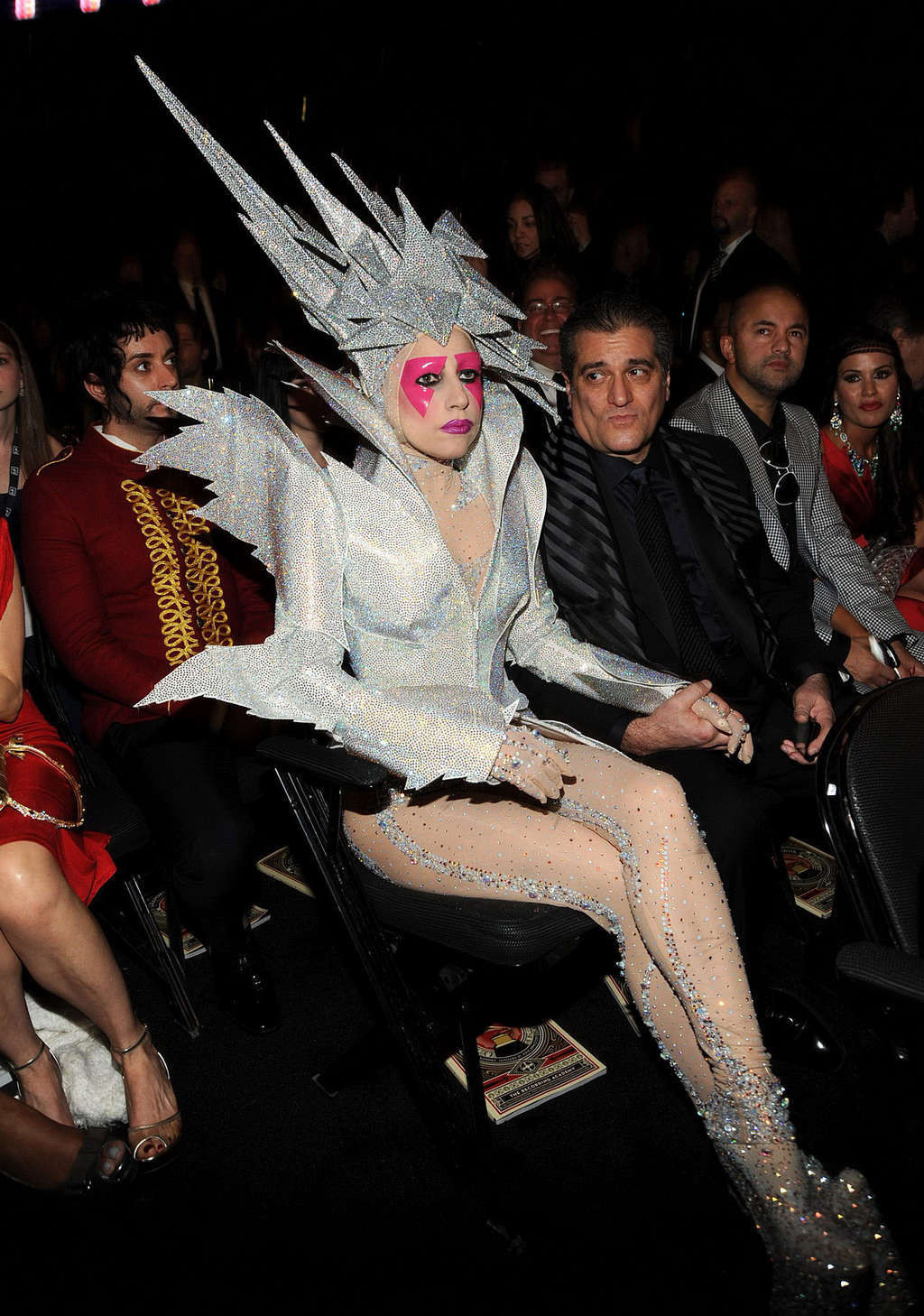 Lady Gaga in einem seltsamen Outfit und posiert oben ohne
 #75354464