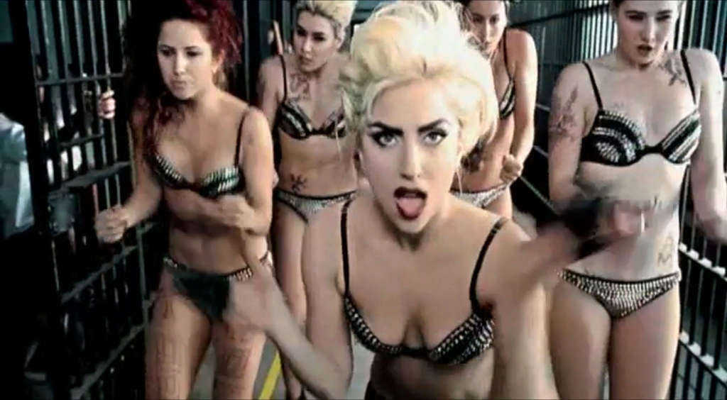 Lady gaga en un extraño traje y posando en topless
 #75354499