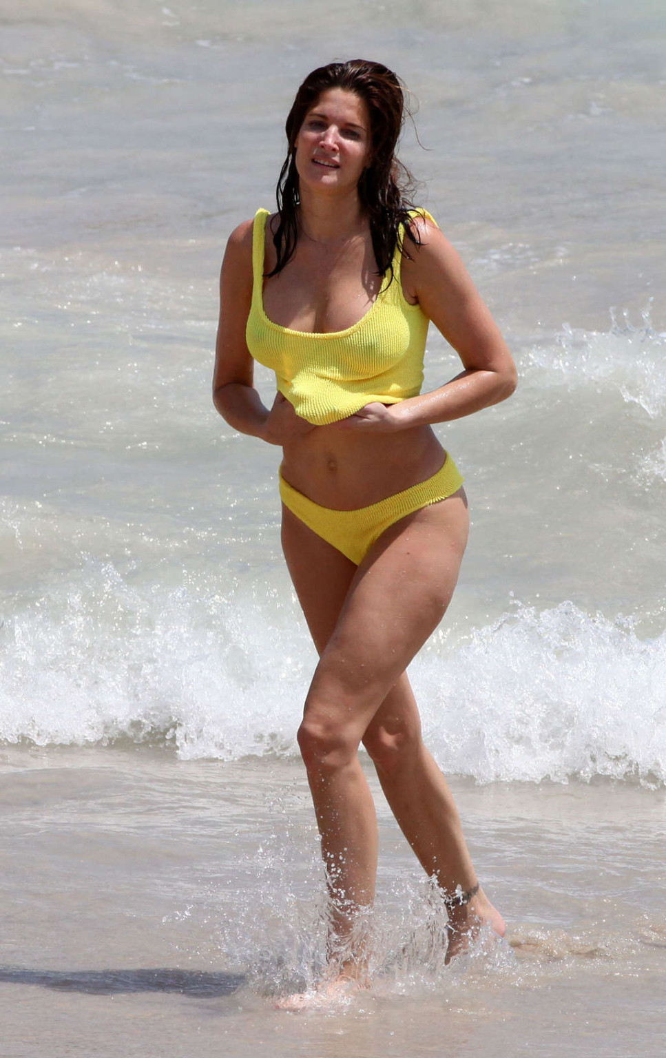 Stephanie Seymour mostrando sus tetas y su cuerpo en un bikini transparente
 #75355835