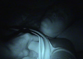 Ragazza bionda addormentata si spoglia nuda mentre dorme
 #67457377