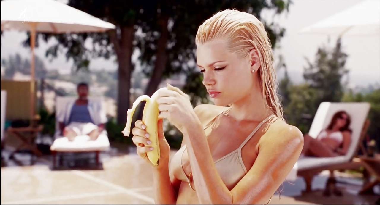 Sophie monk entblößt ihre schönen großen Titten und sieht sexy im Bikini im Film
 #75301190