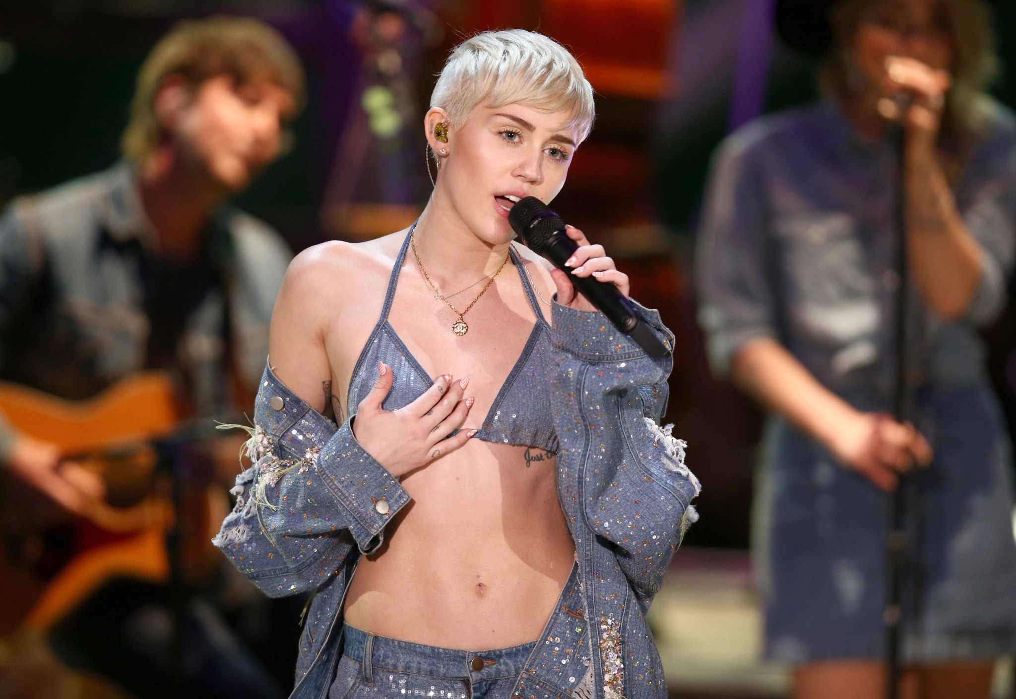 Miley Cyrusのコンサートでのセクシーな写真
 #75190370