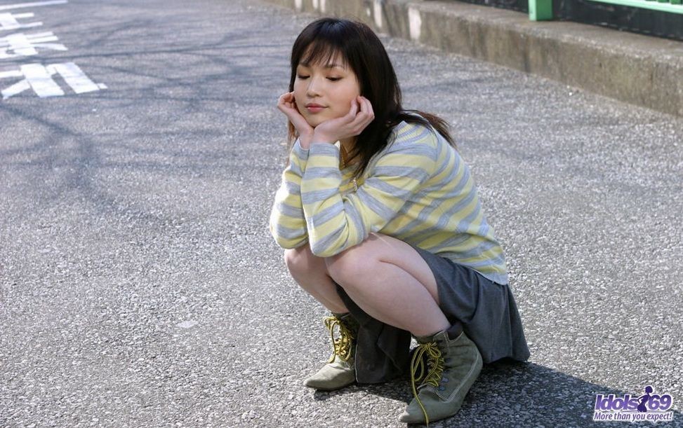 Nena japonesa ami muestra su coño peludo y sus tetas
 #69759304