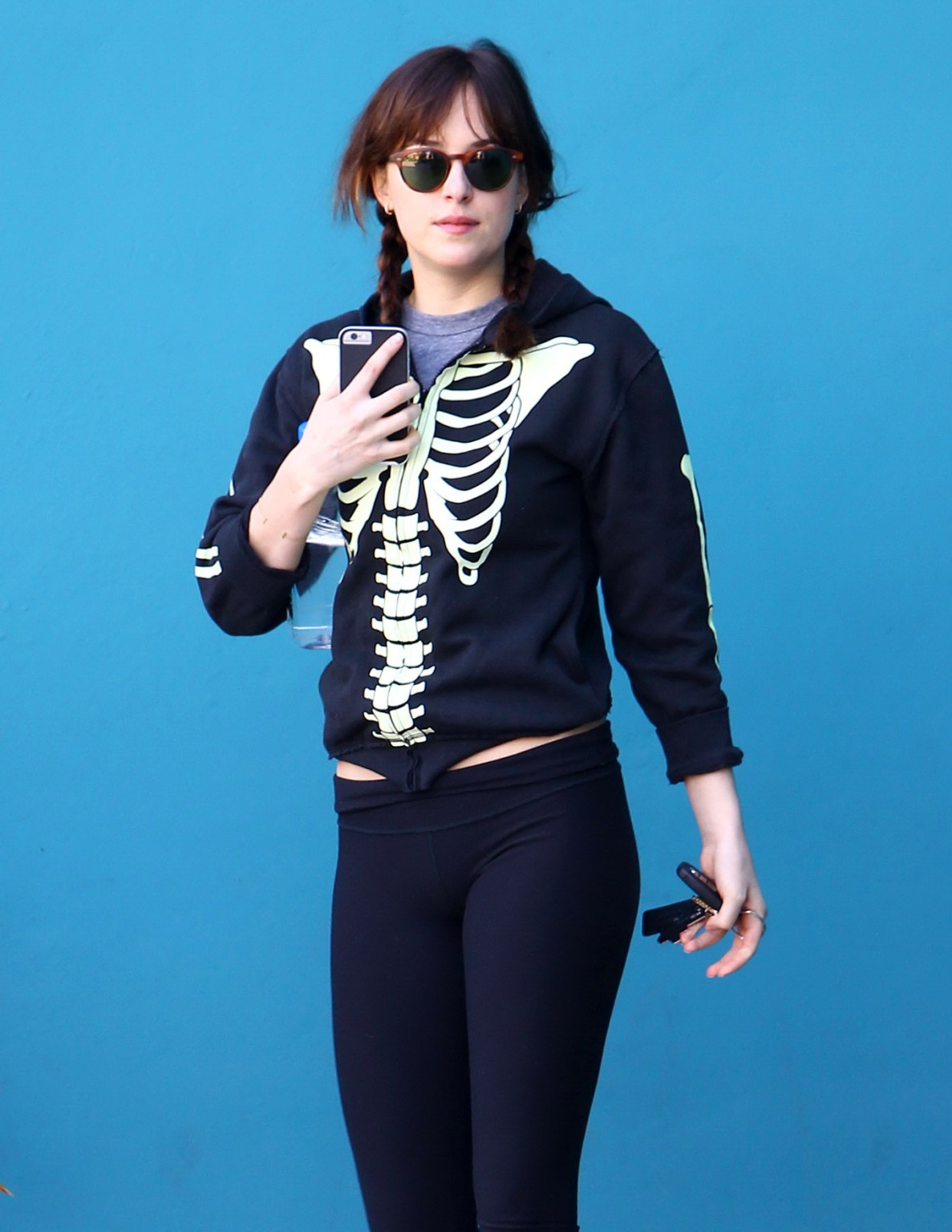 Dakota johnson enseñando el culo en mallas negras saliendo de una clase de pilates en we
 #75176278