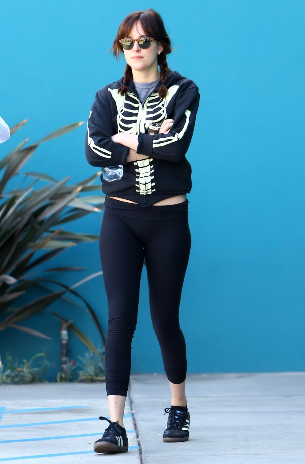 Dakota johnson enseñando el culo en mallas negras saliendo de una clase de pilates en we
 #75176322