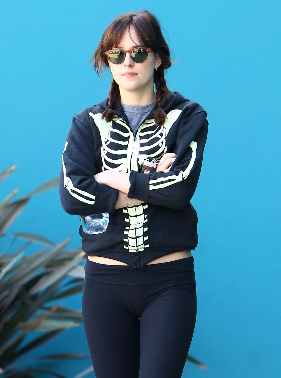 Dakota johnson che mostra il suo culo in collant nero lasciando una classe di pilates in noi
 #75176326