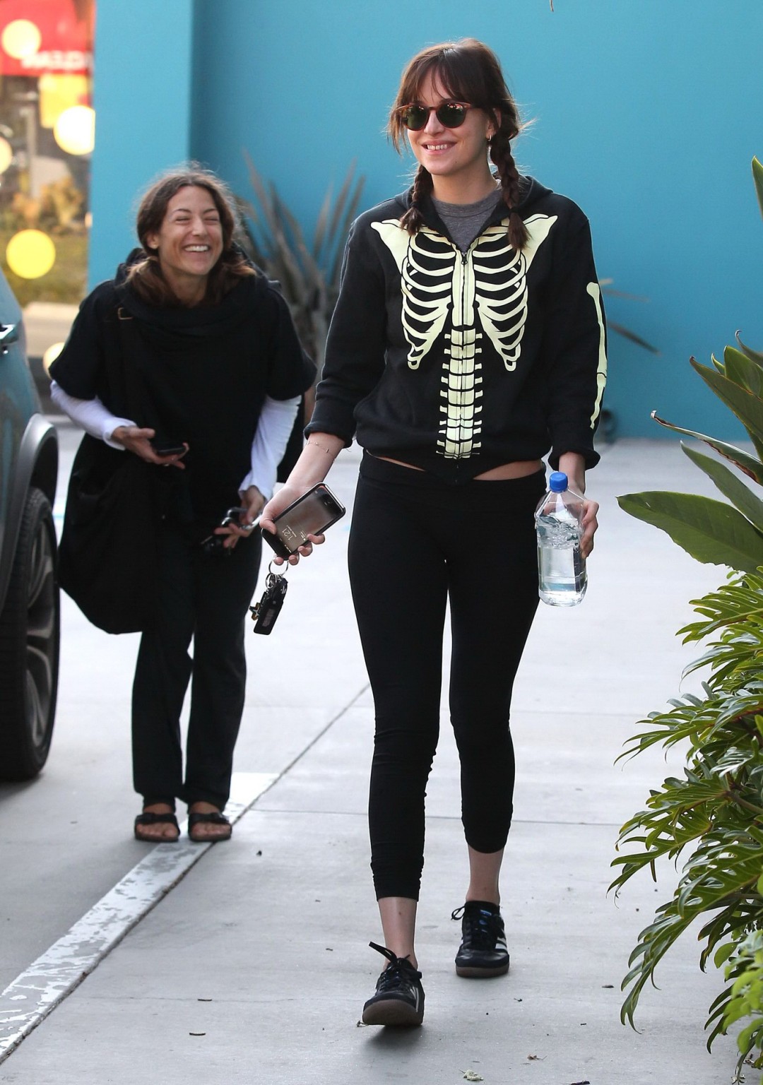 Dakota johnson enseñando el culo en mallas negras saliendo de una clase de pilates en we
 #75176341