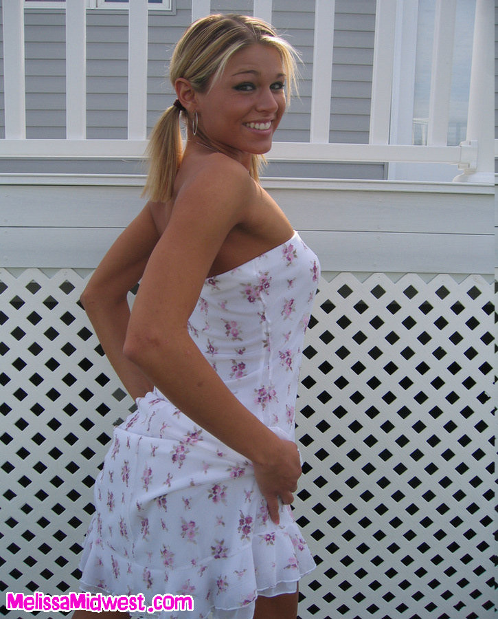 Melissa midwest posando con un vestido blanco en la hierba
 #67374181