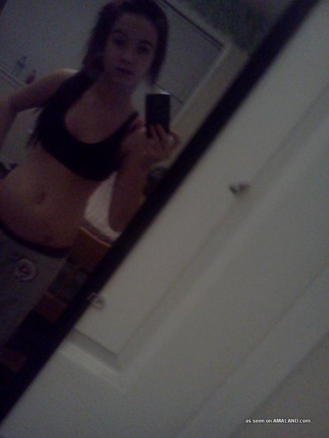 墨を塗ったティーンのアマチュア・キューティーの自撮り写真
 #67282440