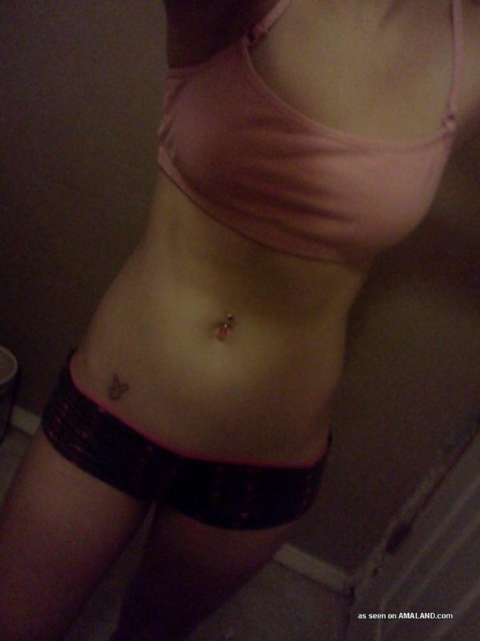 墨を塗ったティーンのアマチュア・キューティーの自撮り写真
 #67282450