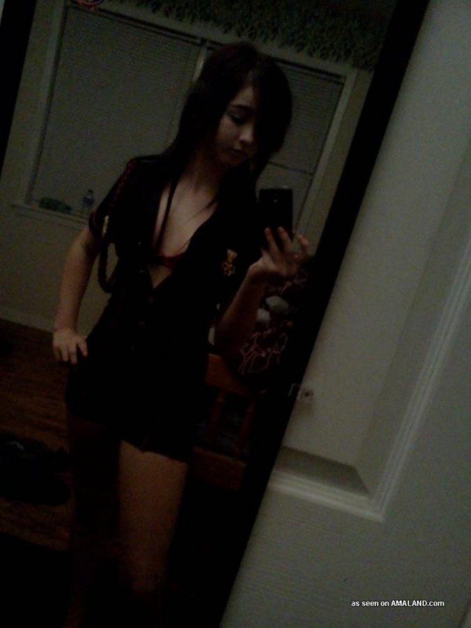 墨を塗ったティーンのアマチュア・キューティーの自撮り写真
 #67282489