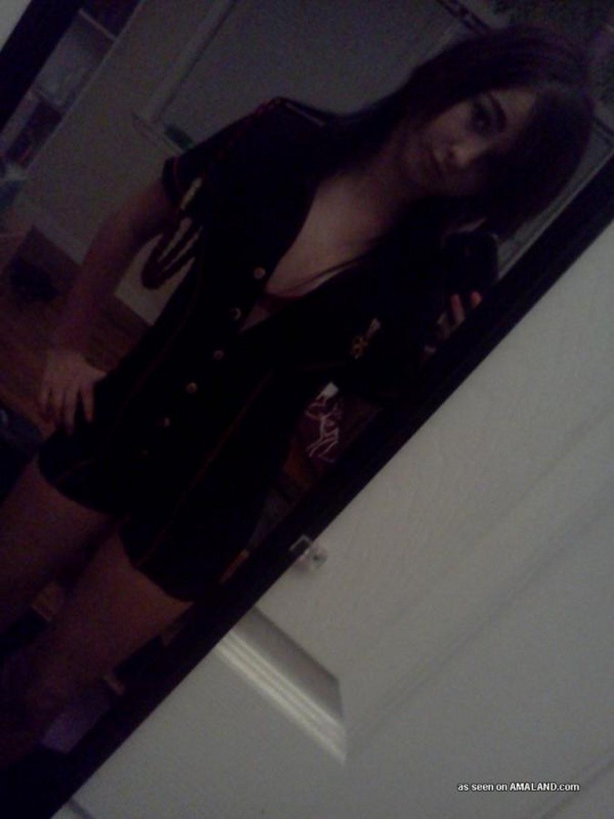 墨を塗ったティーンのアマチュア・キューティーの自撮り写真
 #67282495