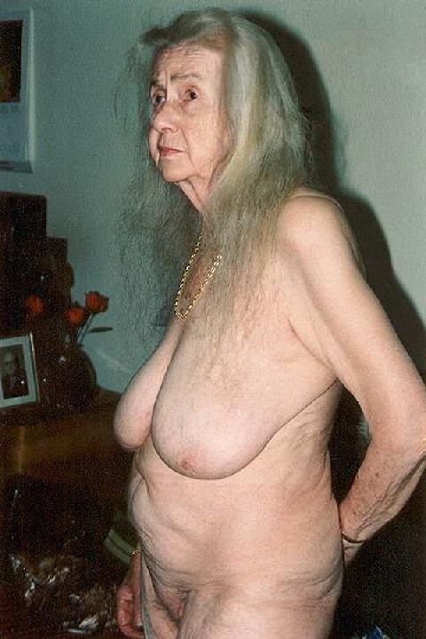 Sehr alte Amateur-Oma mit großen saggy Titten
 #67117762