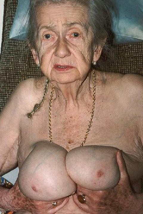 Sehr alte Amateur-Oma mit großen saggy Titten
 #67117772