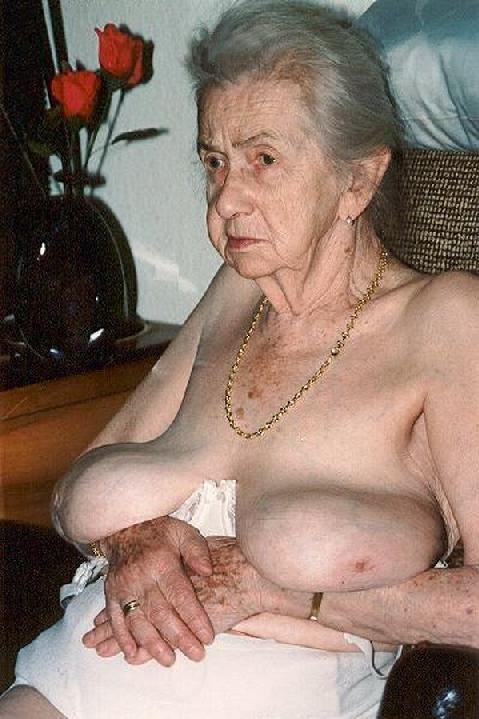 Sehr alte Amateur-Oma mit großen saggy Titten
 #67117810