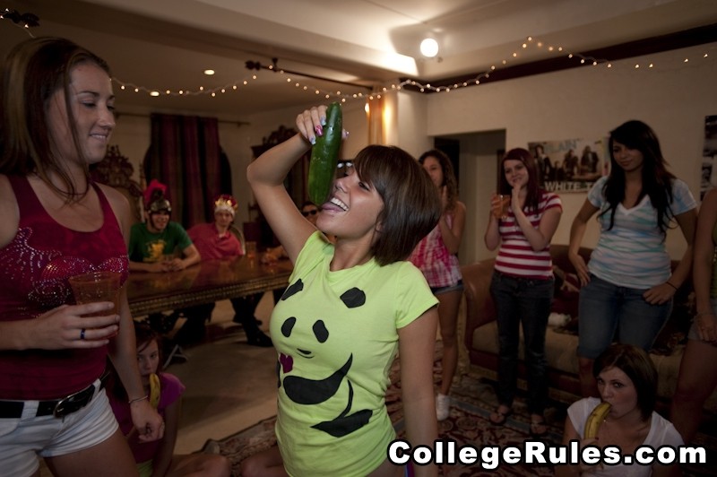 Naughty College-Mädchen waren betrunken und mit Mädchen zu Mädchen Sex #74495024