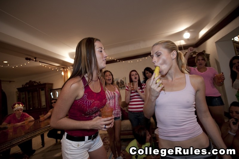 Naughty College-Mädchen waren betrunken und mit Mädchen zu Mädchen Sex #74495051