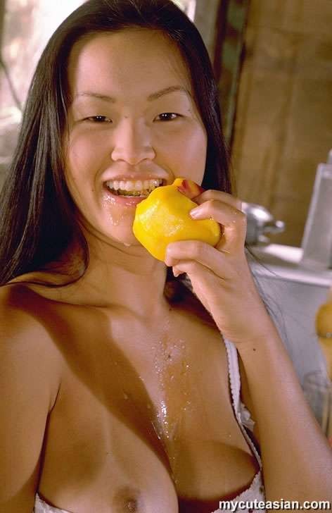 Une asiatique étale des fruits frais sur son corps parfait
 #69996575