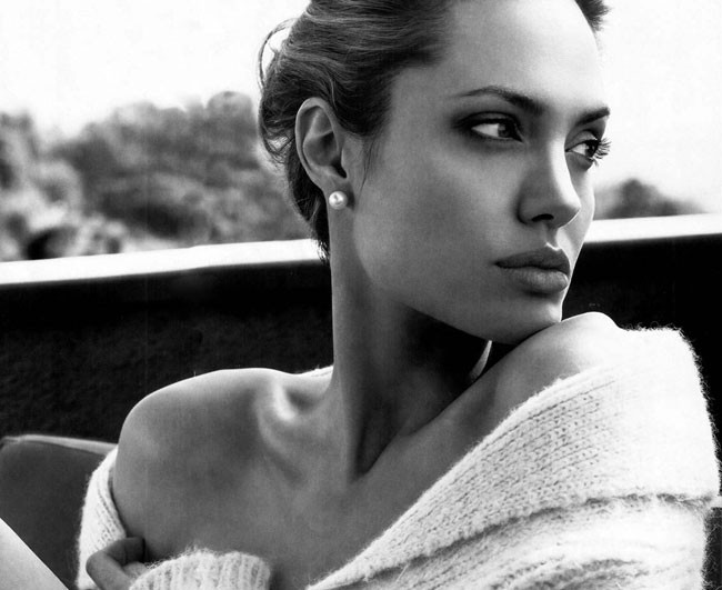 Angelina jolie brune montrant ses superbes seins nus
 #75403938
