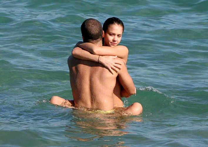 Jessica alba mostrando sus piernas en una sesión de fotos sexy
 #75404817