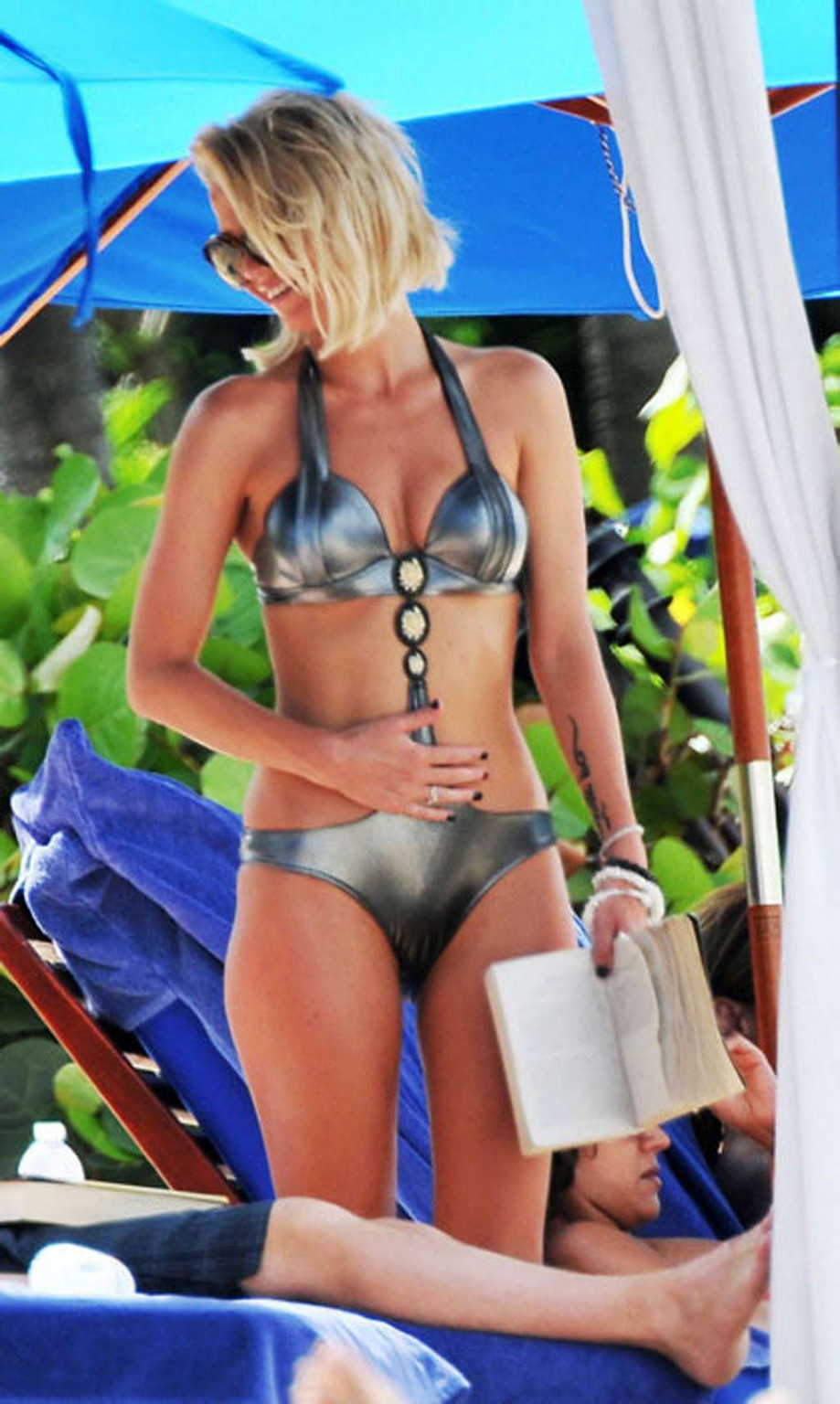 Sarah harding sieht sehr heiß und sexy im Bikini am Strand aus
 #75352673