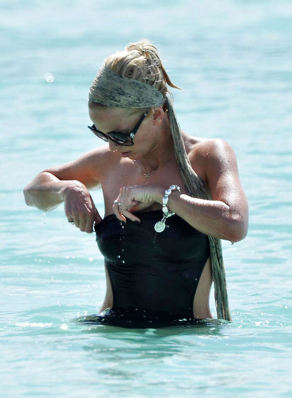 Sarah Harding en bikini en la playa
 #75352809