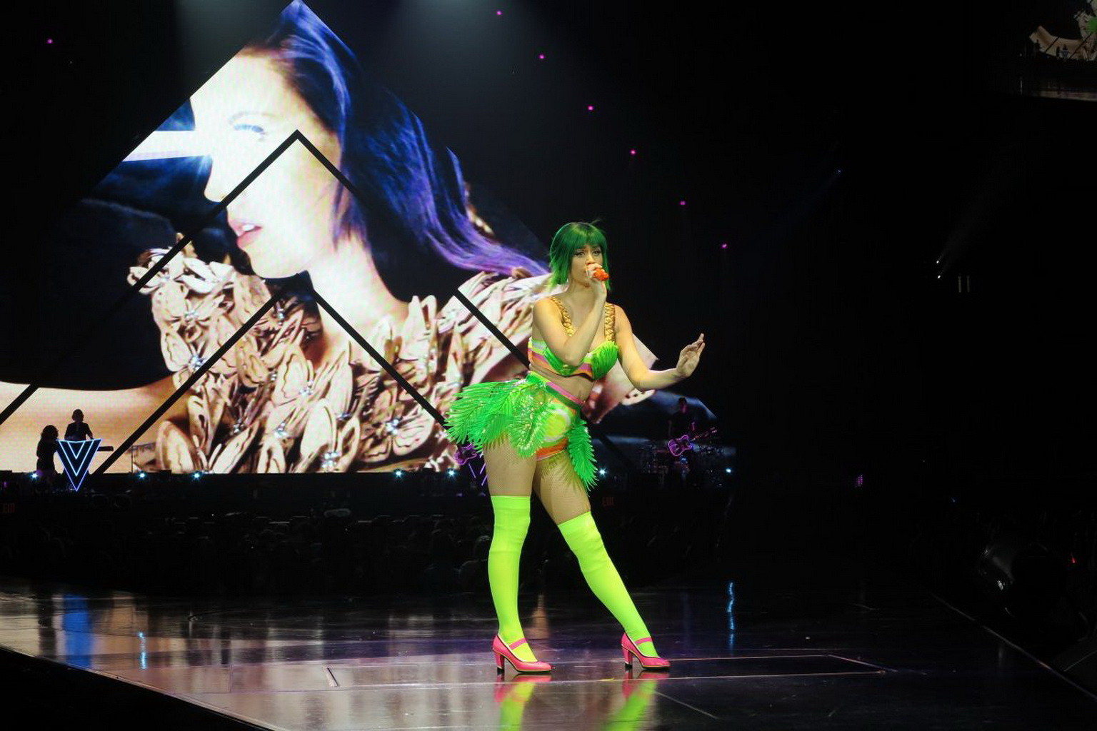 Katy perry actuando con un diminuto traje en el o2 arena de londres
 #75195215