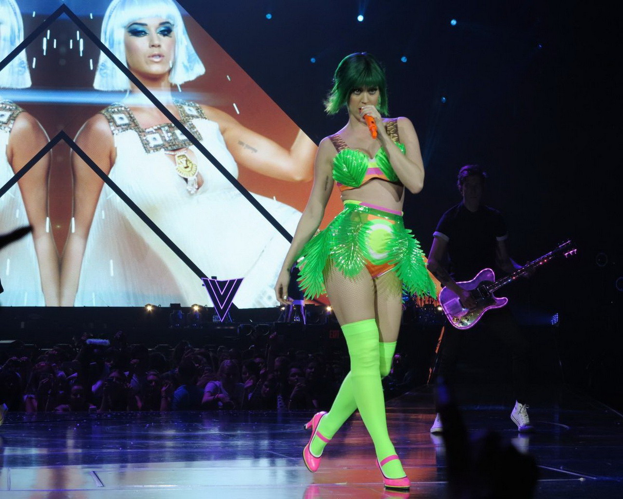 Katy perry actuando con un diminuto traje en el o2 arena de londres
 #75195217