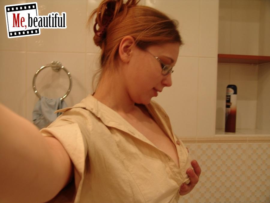 Saftiges Möchtegern-Model mit Brille fotografiert ihre großen Titten auf der Toilette
 #77491919
