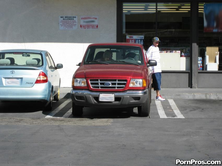 Une blonde surprise en train d'embrasser un type dans un parking
 #79368341