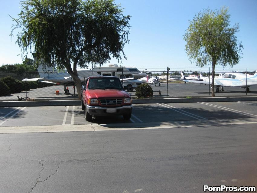 Chica rubia pillada besando a un tío en el parking
 #79368355