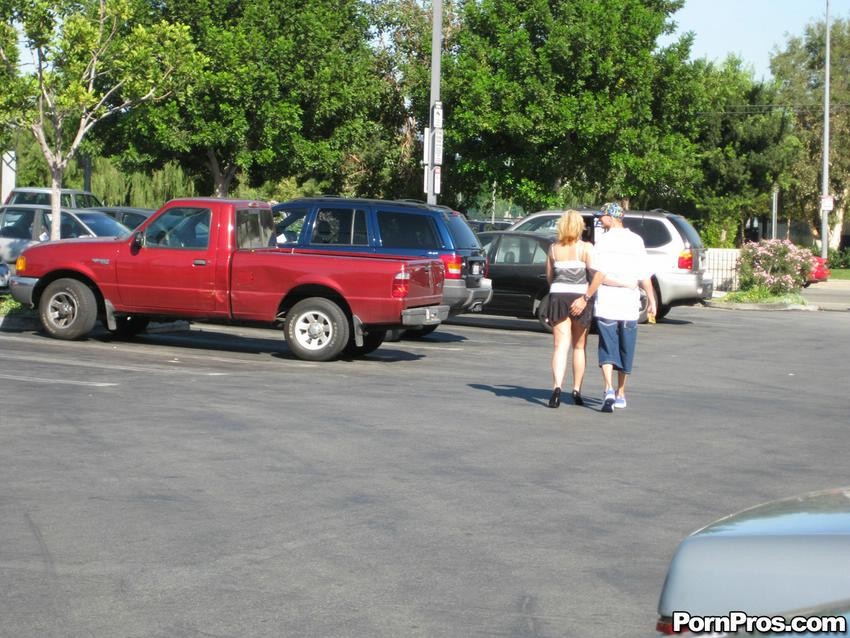 Chica rubia pillada besando a un tío en el parking
 #79368398