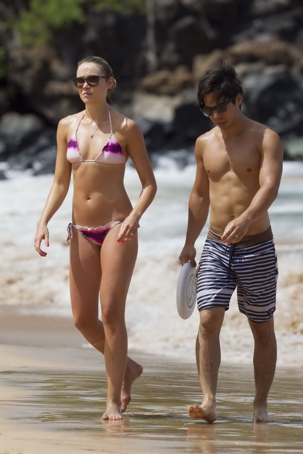 Katrina bowden luciendo un diminuto bikini con estampado rosa mojado en la playa de hawaii
 #75218770
