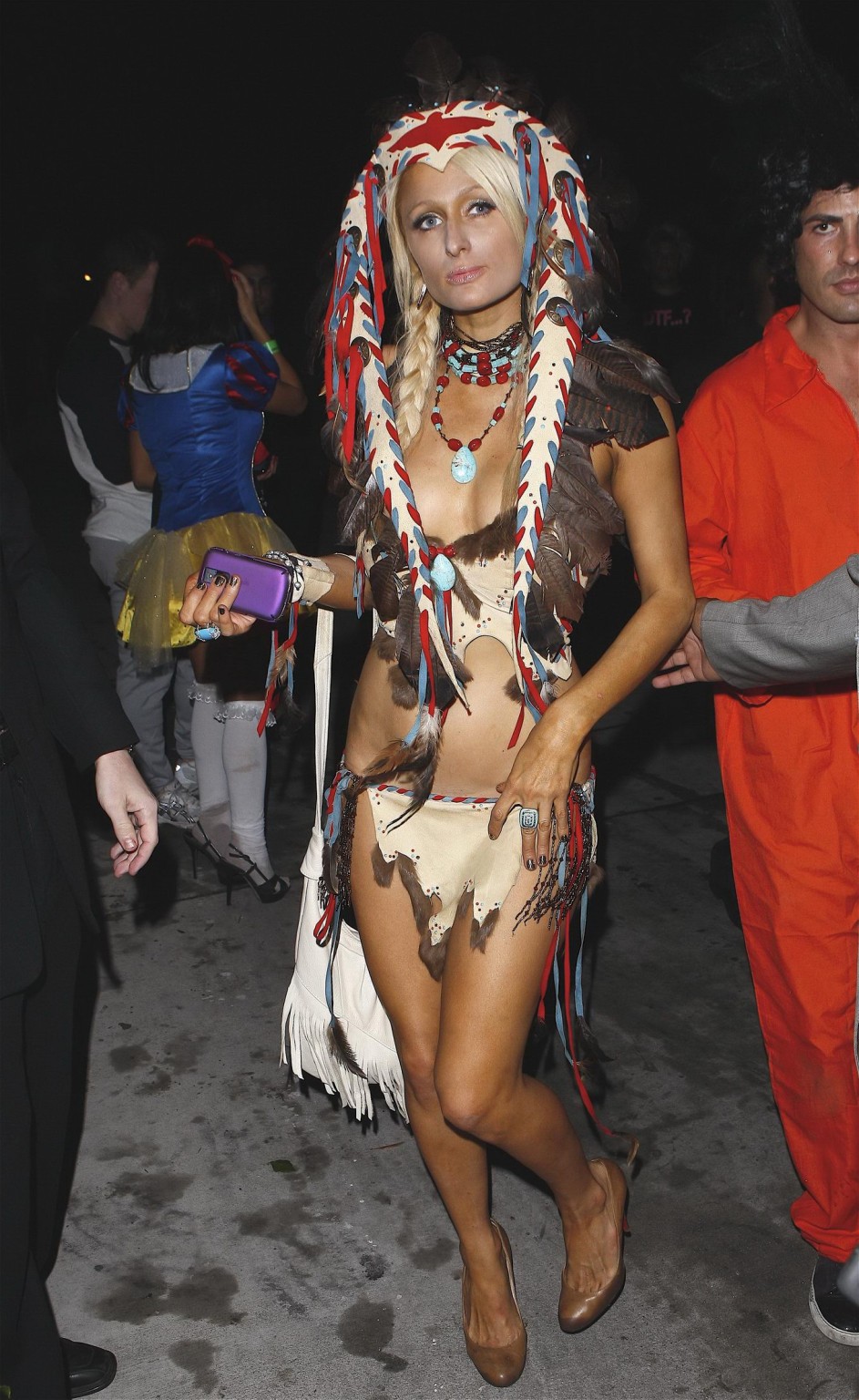 Paris Hilton qui glisse sur un téton à la fête d'halloween du manoir de PB
 #75328433