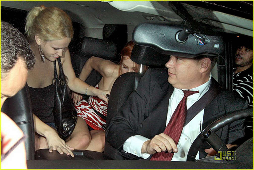 Ashlee simpson esponendo mutandine upskirt in auto foto paparazzi e grandi gambe
 #75382350