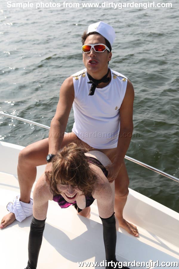 Dirtygardengirl se fait baiser l'anus prolabé sur un bateau
 #68893770