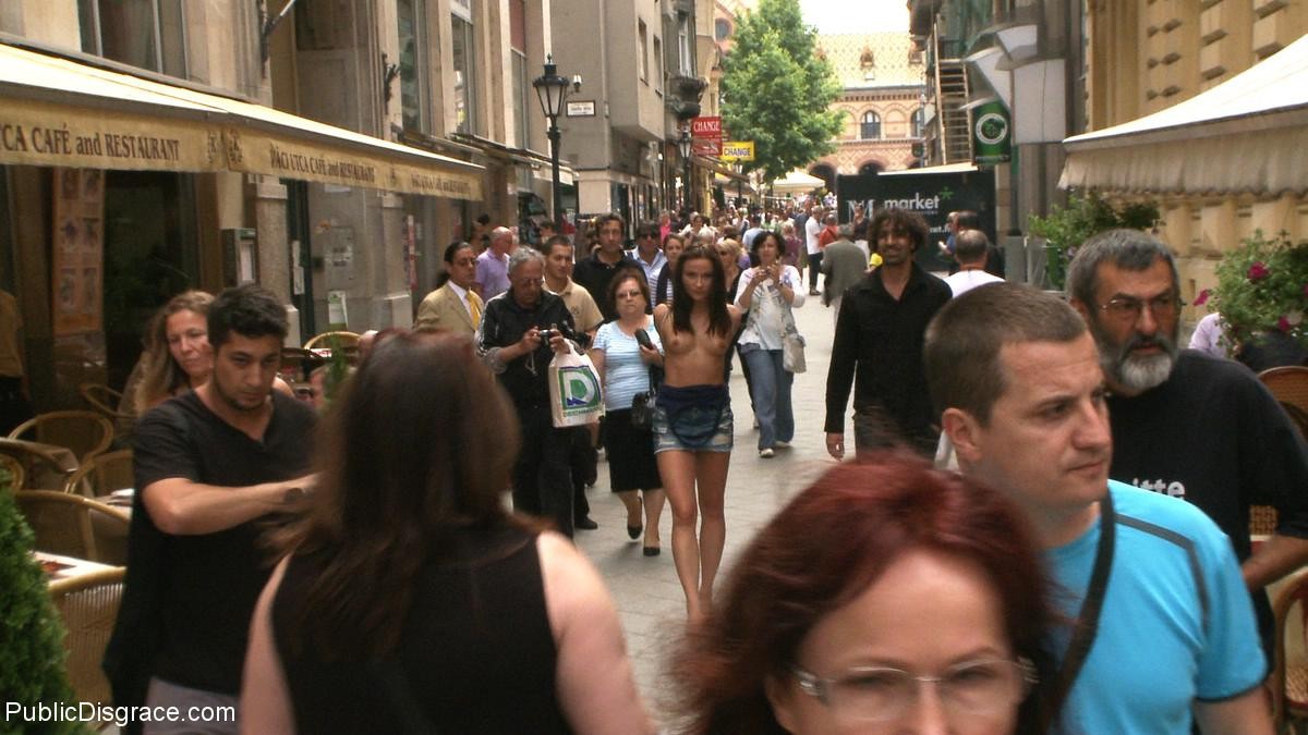 Un beauté se fait déshabiller, attacher et baiser en plein air dans des lieux publics.
 #71965363