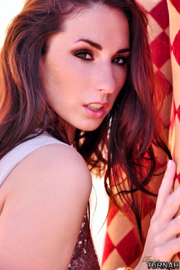 La sexy Paige Turnah mostra il suo culo sodo sul balcone
 #72988873