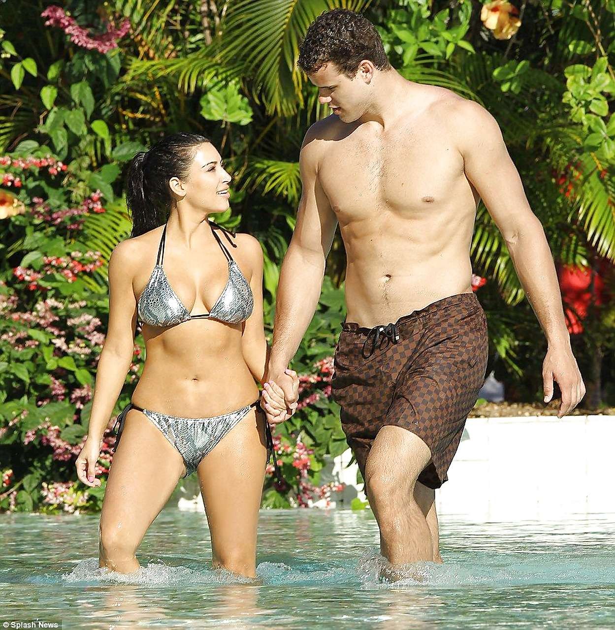 Kim Kardashian montrant une culotte blanche avec une jupe haute et profitant d'un bikini avec son petit ami.
 #75293158