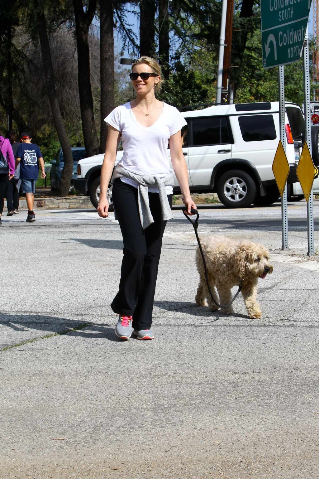 Amy smart downblouse en promenant son chien dans un parc à beverly hills
 #75171980