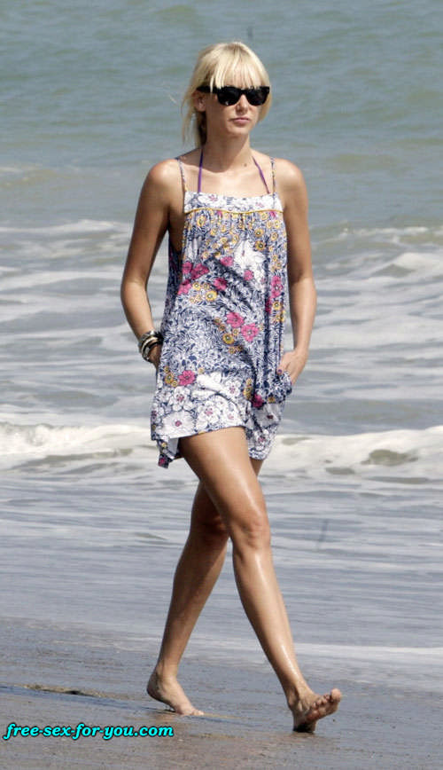 Kimberly Stewart mostrando il suo bel culo in bikini striminzito sulla spiaggia
 #75428427